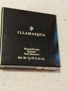 Illamasqua Beyond Powder Highlighter - Deity